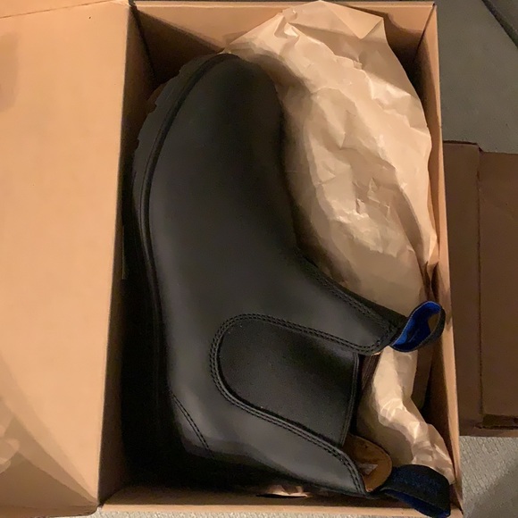 Never worn mens Blundstones - Picture 3 of 3